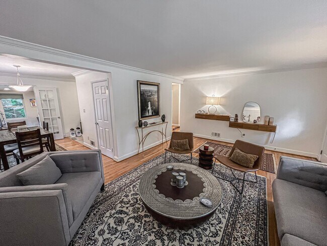 Building Photo - Sunny and Bright 4 Bedroom 3 Bath 2 Level ...
