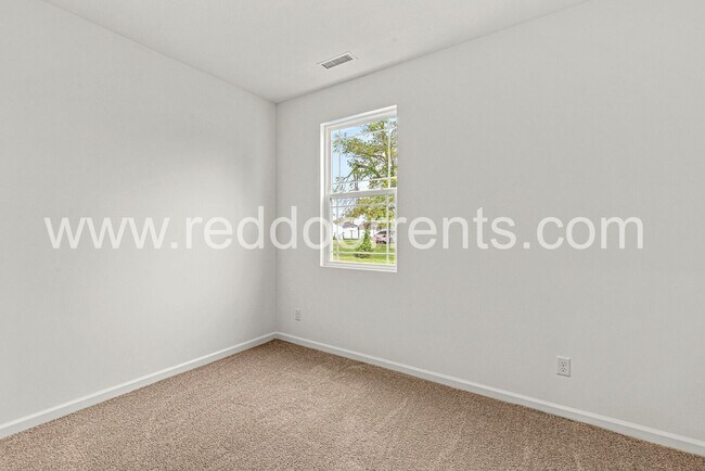 Building Photo - ? Move In Now and Get 6 Months of the Resi...