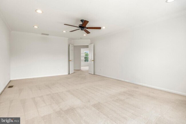 Building Photo - 156 E Country Club Dr