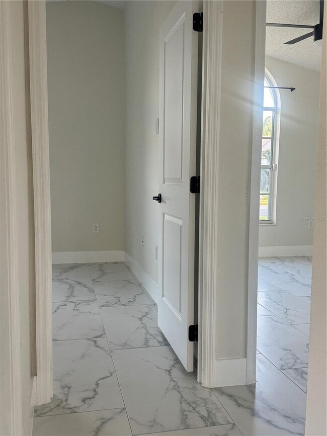 Building Photo - 2652 Hawthorne Ln