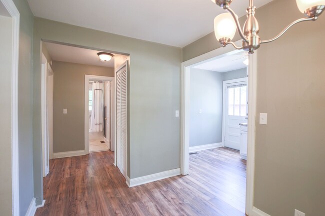 Building Photo - 2BR 1B House in Historic Oldham Trace Comm...