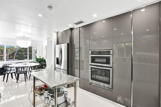 Building Photo - 9181 Byron Ave