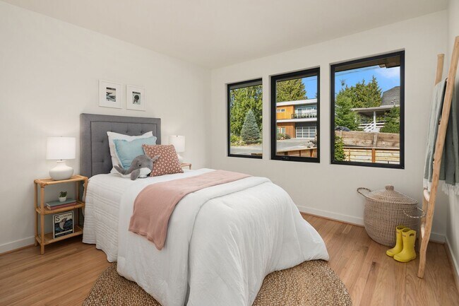 Building Photo - Bitter Lake - Broadview Home