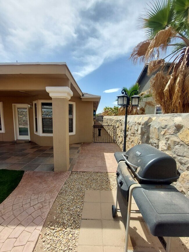 Building Photo - 4 BEDROOM 2 BATHROOM HOME 3 CAR GARAGE HOM...