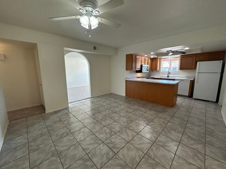 Building Photo - 7222 W Rose Ln