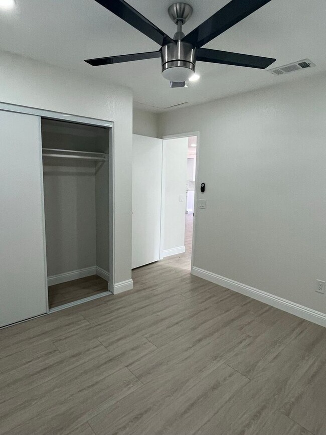 Building Photo - 784