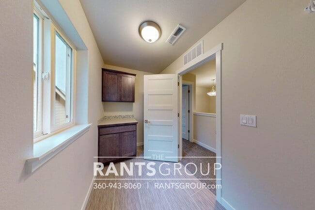 Building Photo - Beautiful Home! Easy JBLM Commute!