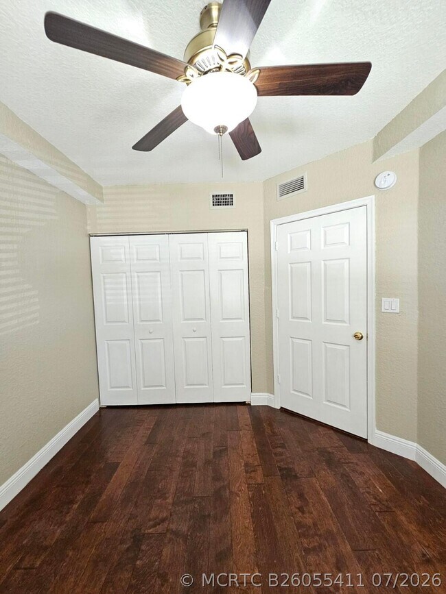 Building Photo - 1049 Golden Lakes Blvd