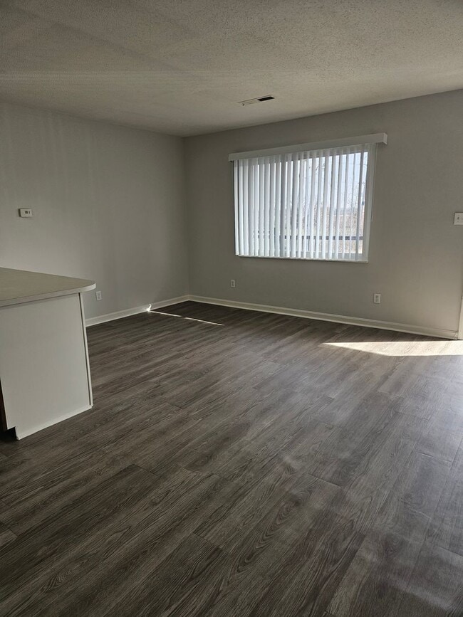 Building Photo - 1 bedroom 1 bathroom