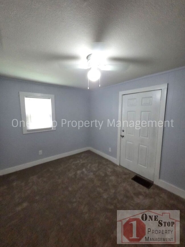 Building Photo - Beautiful 4 Bedroom 2 Bathroom in Kansas City!