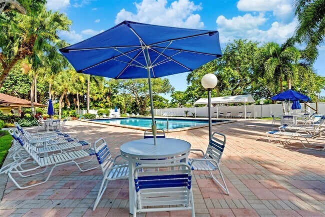 Building Photo - 3151 S Palm Aire Dr