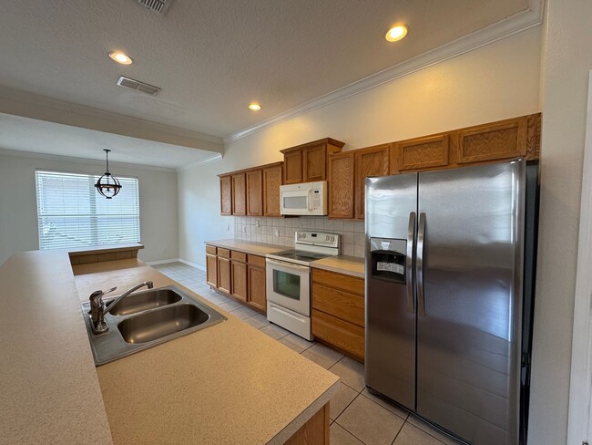 Building Photo - Gorgeous 4/3 Townhome in Oviedo ~ 2.5 Car ...