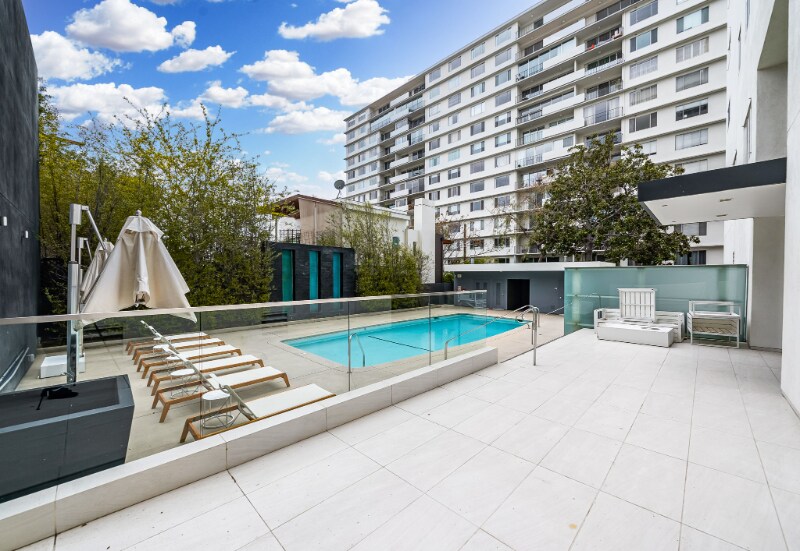 Building Photo - 838 N Doheny Dr