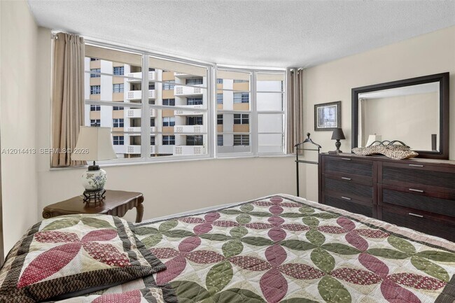 Building Photo - 1817 S Ocean Dr