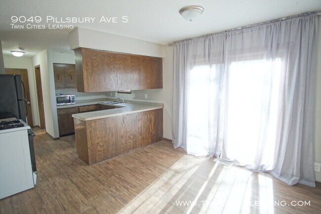 Building Photo - 3 Bedrooms Top Level w/ Full Bath - 2 Car ...