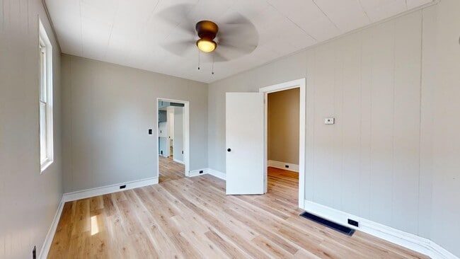 Building Photo - 3 Bed Single Family with Huge Kitchen and ...