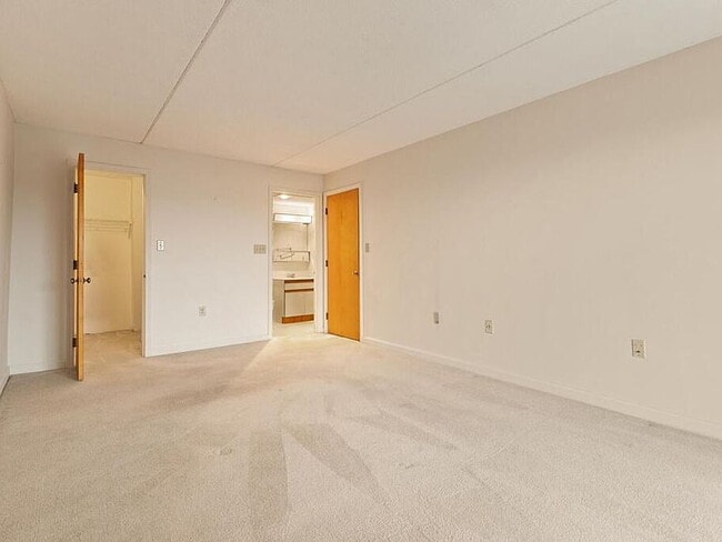 Building Photo - 100 High St