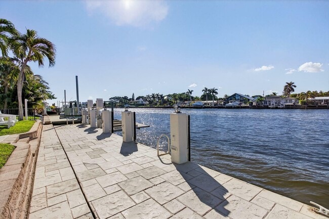 Building Photo - 513 S Riverside Dr