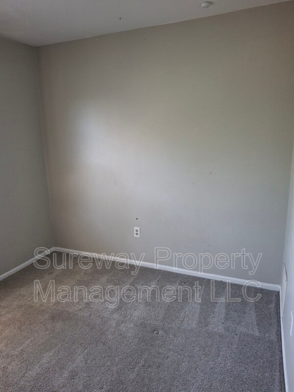 Building Photo - 127 Crown Prince Dr