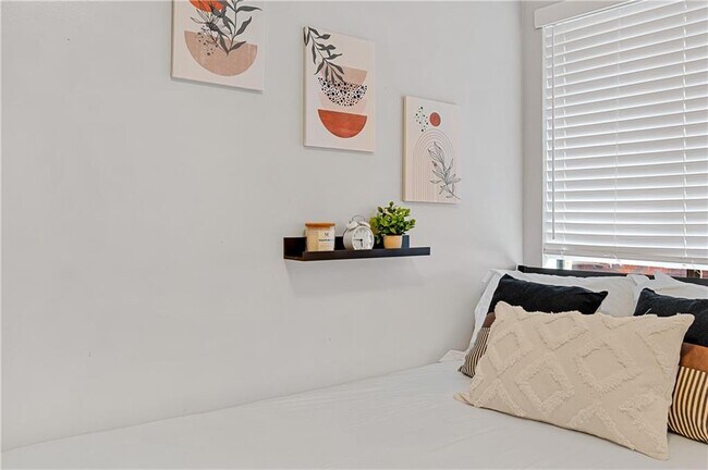 Building Photo - 960 St Charles Ave NE