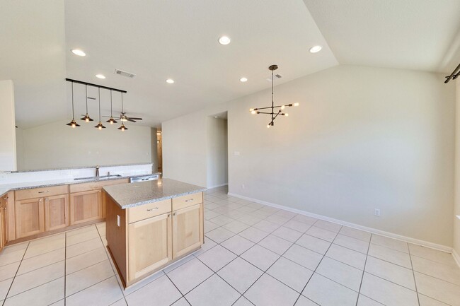 Building Photo - Amazing 4 bed, 2 bath home in North East Austin!