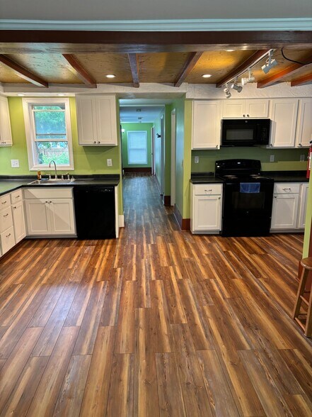 Building Photo - 39 Pitkin St