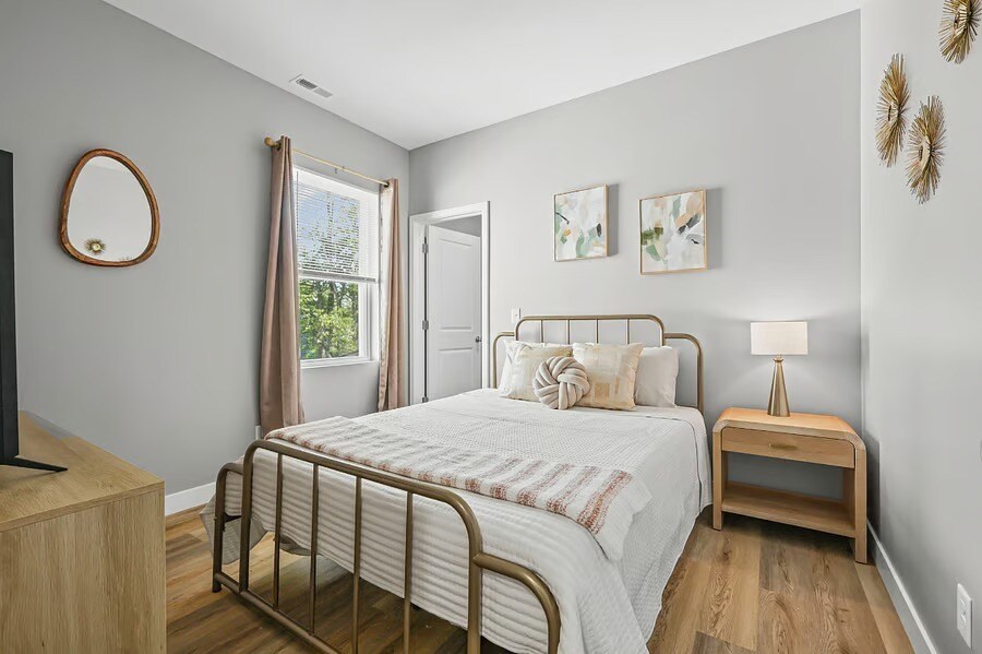 Building Photo - 1137 W 21st St