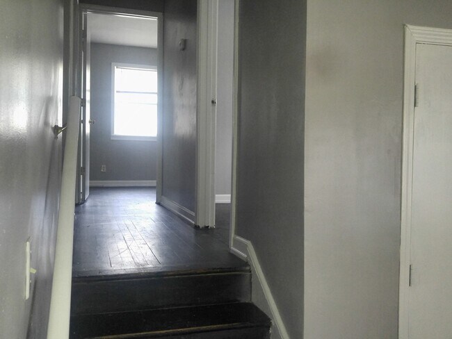 Building Photo - 3 Bedroom with easy access to freeway, downtown Grandview