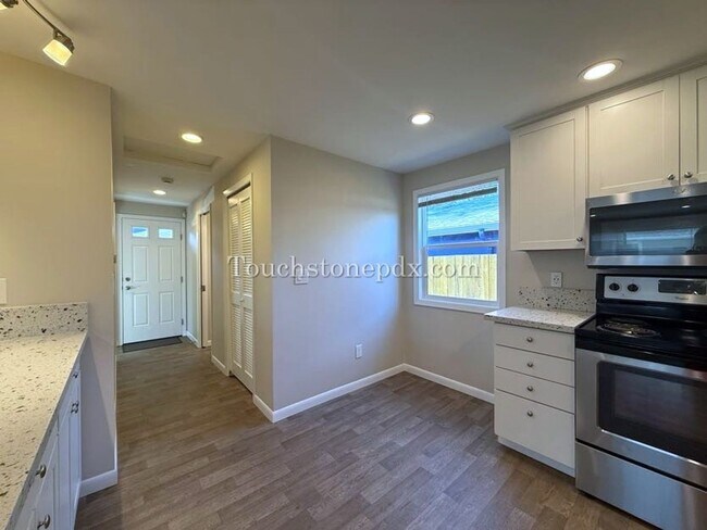 Building Photo - 5116 SE Mitchell St