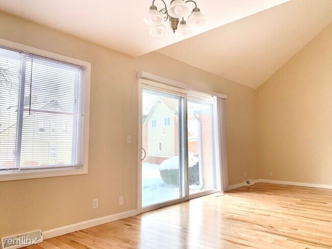 Building Photo - 3 br, 3 bath Townhome - 2314 W Bancroft Ct