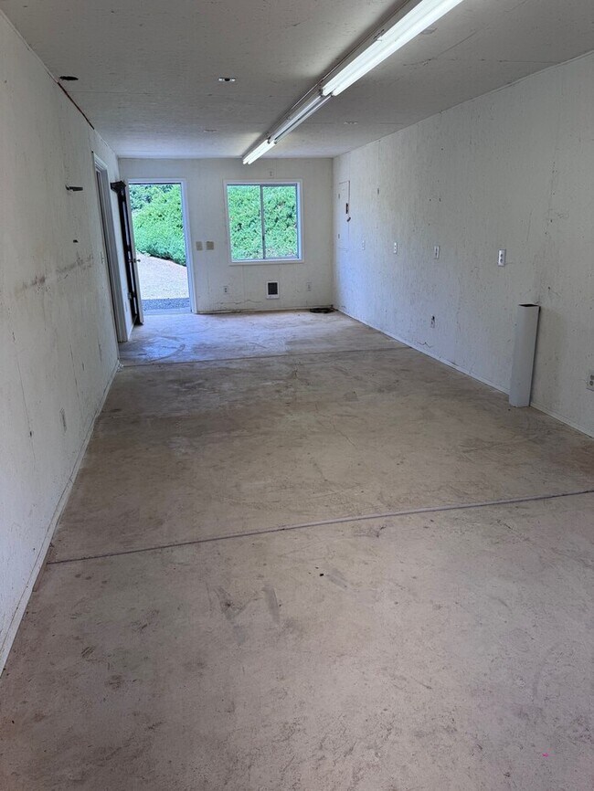 Building Photo - Gorgeous Home on 23 Acres Includes 22x32 S...