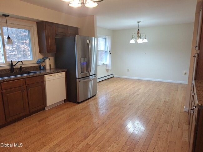 Building Photo - 1031 Saratoga Rd