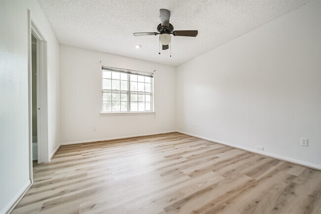 Building Photo - 15738 Fleetwood Oaks Dr