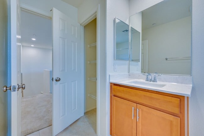 Building Photo - Green Valley!! Gated!! 4 Bedrooms!! Bed & Bath Downstairs!!  TANKLESS WATER HEATER!!! Covered pat...