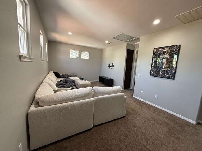 Building Photo - Lovely home in desirable Moorpark neighborhood