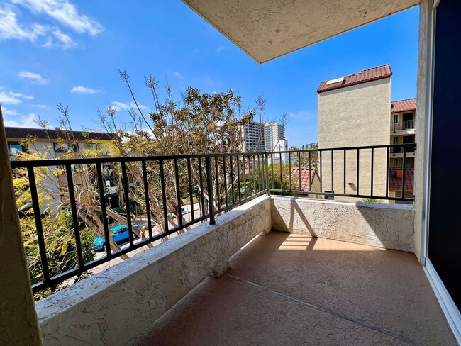 Building Photo - Upgraded 2 Bedroom 2 Bath Condo with Lots ...