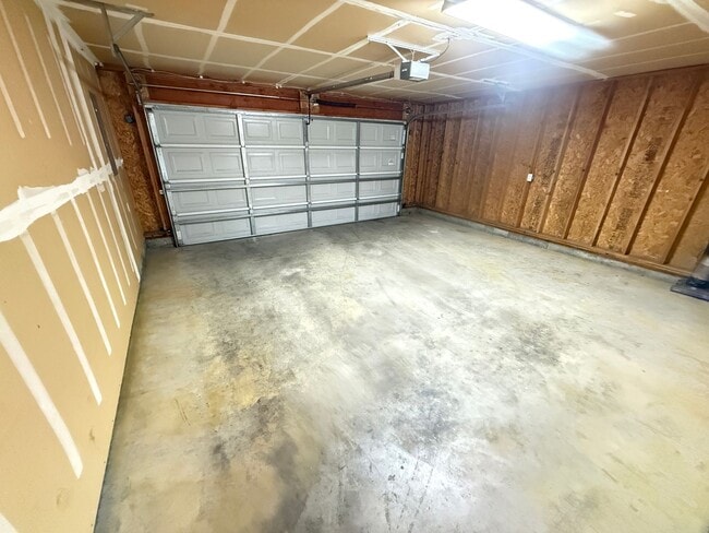 Building Photo - Updated 3 bedroom 2 bath house in Eugene!