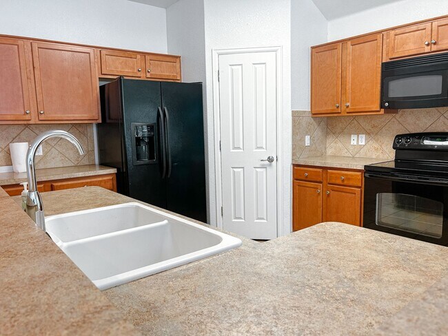 Building Photo - Spacious 3/2 house in Summerlyn Subdivisio...