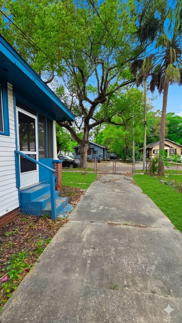 Building Photo - Affordable 3 Bed in Jacksonville. Bonus Room. Fenced in yard. Garage + Modern Bathroom