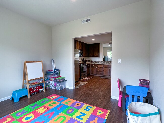 Building Photo - Great 3 Bedroom 2.5 Bathroom Townhouse End Unit!  2 Car Garage  + Washer & Dryer! Near Nike, Inte...