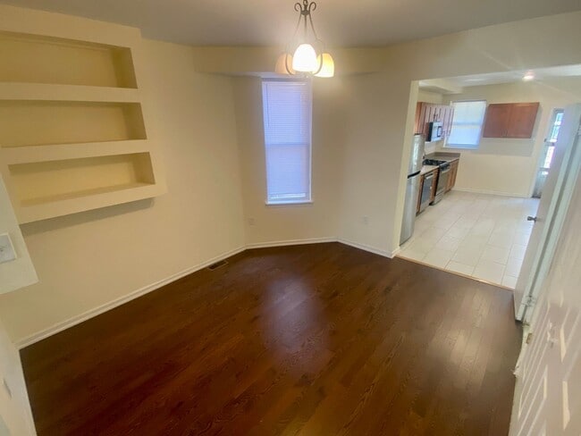 Building Photo - Newly Renovated 4BED 1.5BTH / Stainless Steel Appliances & Washer/Dryer Hookup!