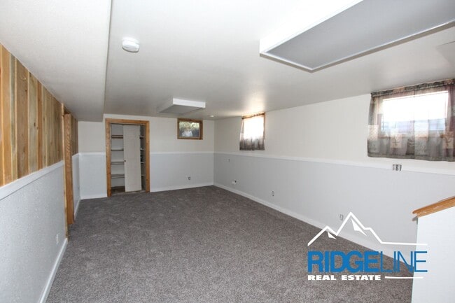 Building Photo - Country Living near Great Falls!