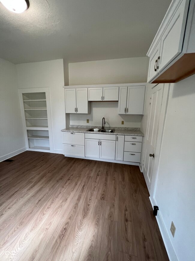 Building Photo - 730 W 9th St