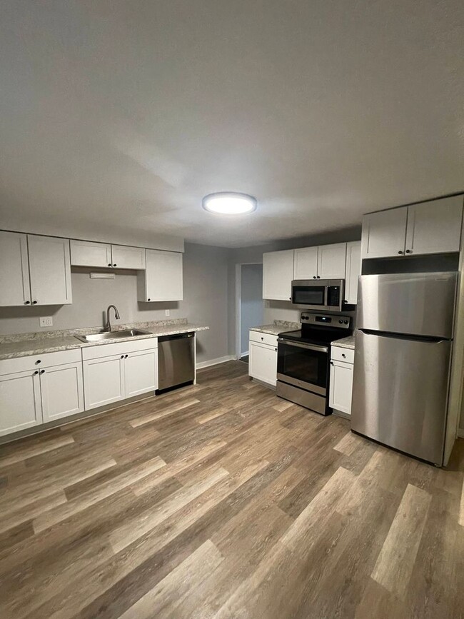 Building Photo - Modern 3 bed, move in ready! Section 8 Acc...