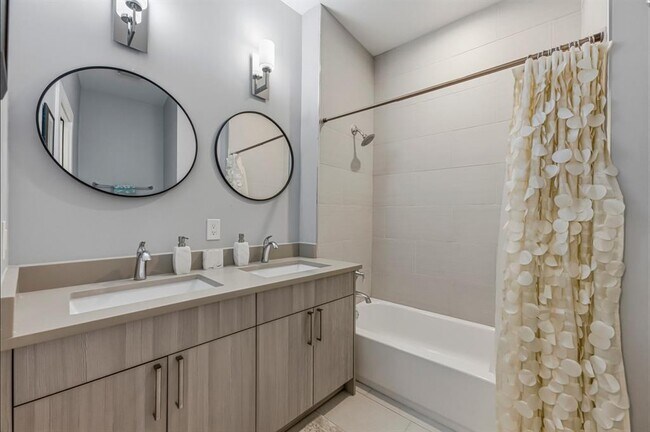 Building Photo - 1405 Camelot Cir