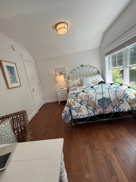 Sunny QUEEN guest room with huge picture window and also another window. - 11 Henry St