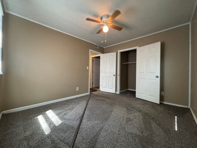 Building Photo - 2 Bedroom / 1 Bath Home in Council Bluffs!