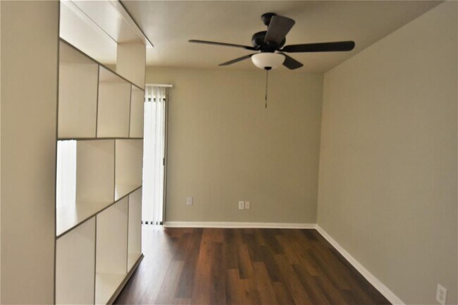 Building Photo - 2824 S Bartell Dr