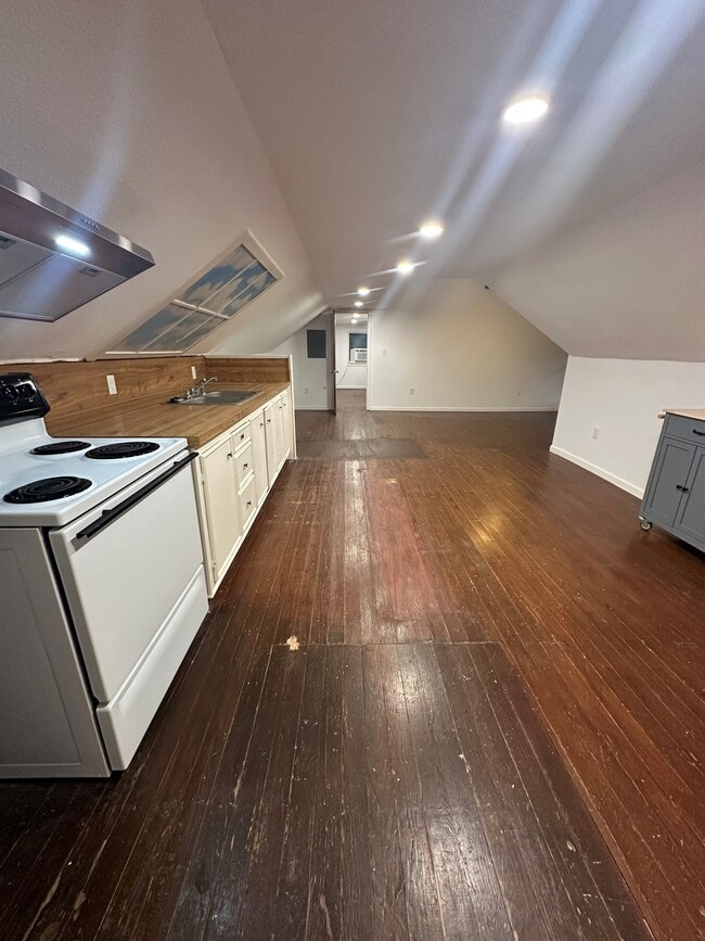 Building Photo - 1060 Garden St