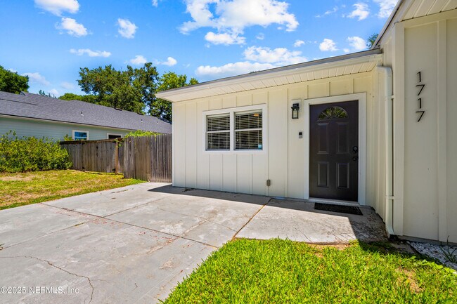 Building Photo - 1717 Sunset Dr